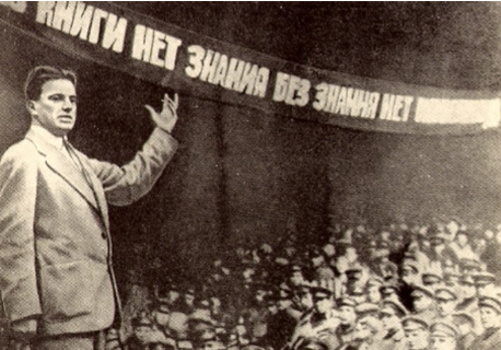 Рис. 5. В. Маяковский выступает перед красноармейцами. Фото 1929.