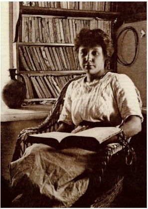 Рис. 4. Марина Цветаева. Фото М. Волошина, Коктебель, 1911.