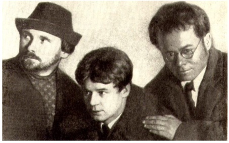 Рис. 5. С.А. Есенин, Н.А. Клюев, Вс. Иванов. Фото 1924.