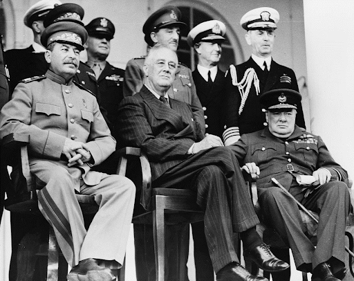 Рис. 6. Сталин, Рузвельт, Черчилль на Тегеранской конференции, 1943 г.