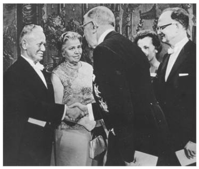 Рис. 3. Король Швеции Густав Адольф IV поздравляет М.А. Шолохова с вручением ему Нобелевской премии. Стокгольм. 1965.