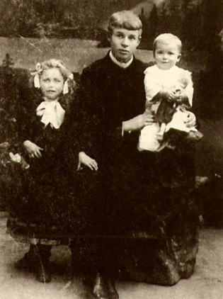 Рис. 2. С.А. Есенин с сестрами Катей и Шурой. Фото 1912.
