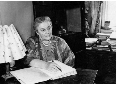Рис. 3. А.А. Ахматова в своем рабочем кабинете. Фото конца 1950-х.