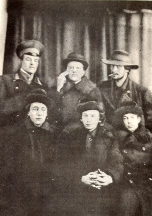 Рис. 5. В. Хлебников (сидит слева) в группе футуристов. Стоят (справа) В. Маяковский, Д. Бурлюк. Фото 1912.