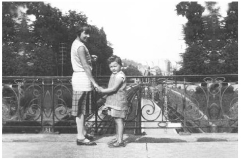 Рис. 2. М.И. Цветаева с сыном Георгием (Муром) в Париже.