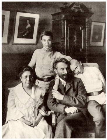 Рис. 2. Б.Л. Пастернак с родителями и братом Александром. Фото 1905.