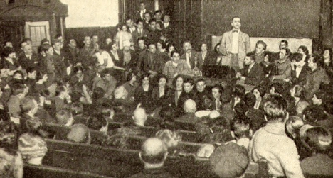 Рис. 2. В.В. Маяковский выступает в Политехническом музее. Фото 1925.