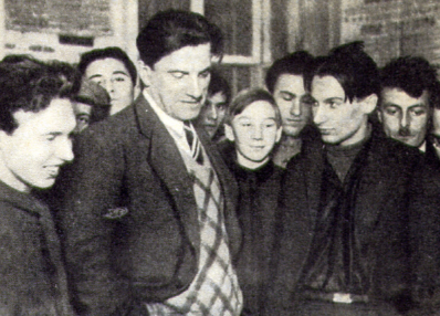 Рис. 4. В. Маяковский среди молодежи на выставке «20 лет работы Маяковского». Фото 1930.