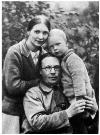 Рис. 2. Н.А. Заболоцкий с женой и сыном. Фото 1935.
