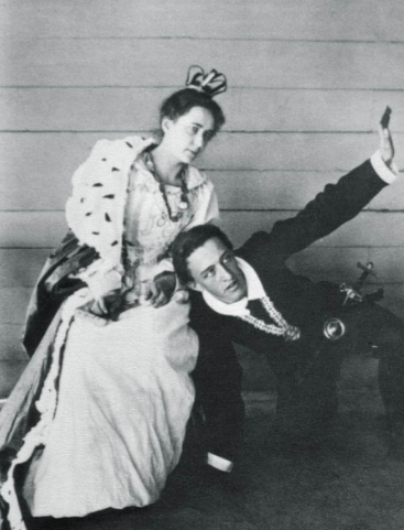 Рис. 2. Сцена из «Гамлета» В. Шекспира. Усадьба Боблово, лето 1898. А. Блок в роли Гамлета, Л. Блок - Гертруда.
