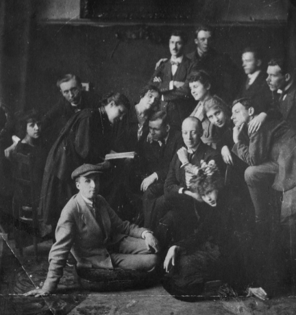 Рис. 1. Николай Гумилев (в центре) с участниками поэтической студии 